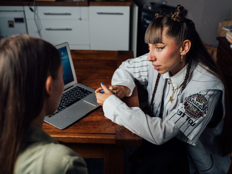 Carolina Jass mit Laptop im Studio – entspannte Arbeitsszene