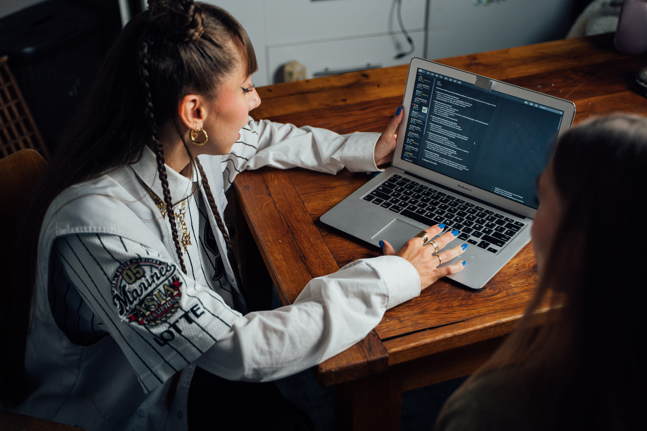 Carolina Jass arbeitet am Laptop im Studio – Künstlerinnen-Arbeitsszene