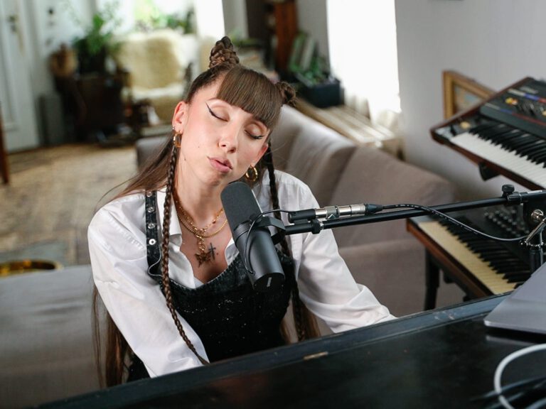 Carolina Jass am Klavier singend – emotionale Studioszene